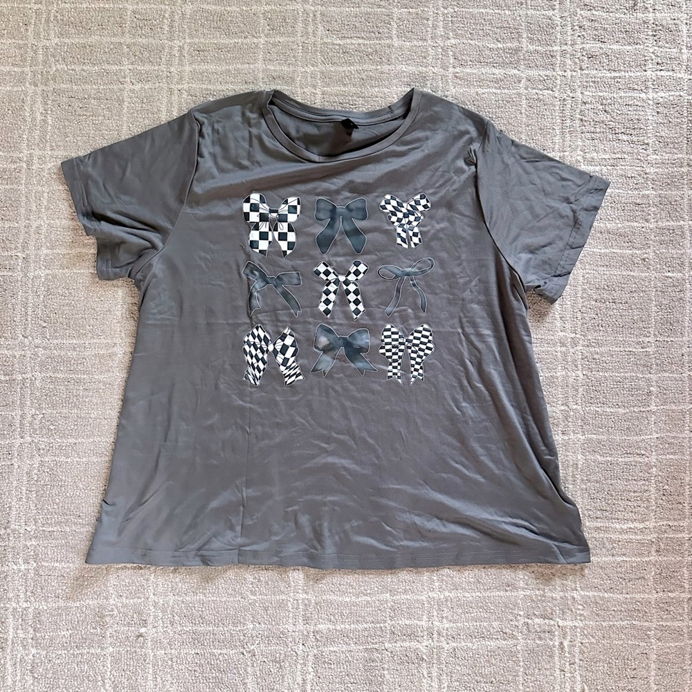 SHEIN • Curve T-Shirt with Bow Design